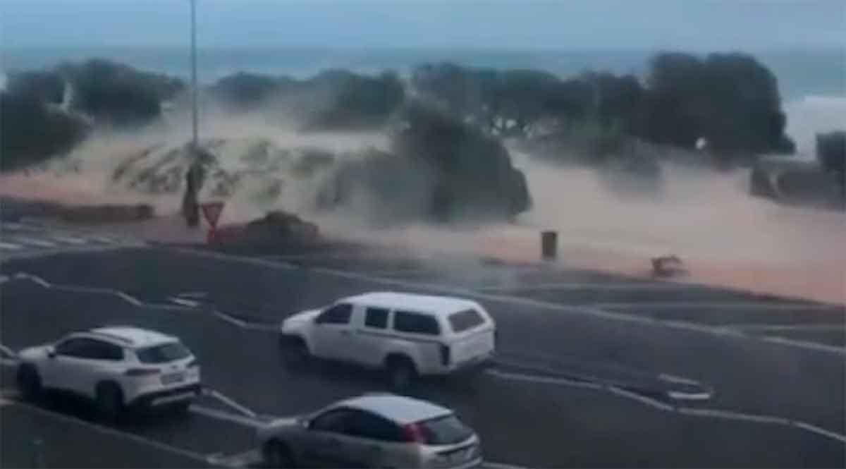 Video: Storm Drags Cars and Destroys Homes in Cape Town, South Africa. Photo and video: Telegram t.me/Disaster_News